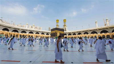 حجّ في السماء قبل أن يحجّ في الأرض قصة الرجل الذي باع حلمه ليُنقذ طفلاً