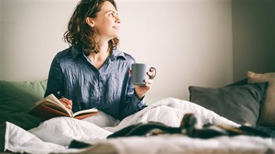 عادة صباحية شائعة يمارسها الملايين يوميًا دون علم تدمر الأعصاب وتسبب خمولًا مزمنًا! أوقفها فورًا قبل فوات الأوان!