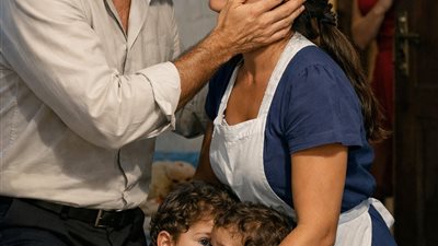 تظاهر بالعمى ليكشف الخيانة… لكن ما فعلته الخادمة غيّر مصير الجميع!