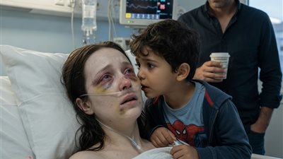 استيقظت من الغيبوبة وسمعت ابني يهمس: لا تفتحي عينيك… الحقيقة كانت مرعبة!
