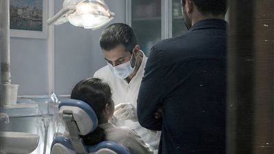 قالت ابنتي إن سنّها يؤلمها… لكن ما حدث داخل العيادة جعلني أذهب إلى الشرطة فورًا