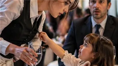 الملياردير قفل المطعم كله لما بنته اللي عندها سنتين حضنت الجرسونة