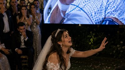 لم يحضر العريس زفافه… لكن ما ظهر على الشاشة صدم الجميع!