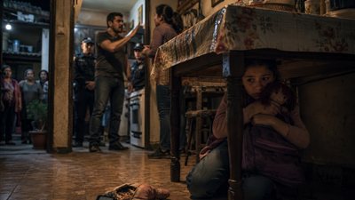  ابنتي كانت تنام تحت طاولة المطبخ… حتى اكتشفتُ ماذا كانت تخبئ داخل دميتها القديمة.