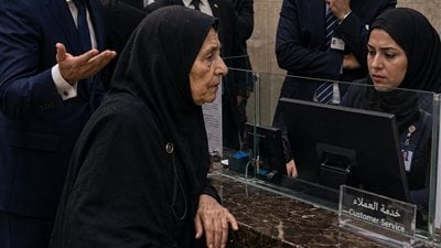 عجوز دخلت البنك بعصا قديمة… وبعد دقائق تجمّد المدير ورجل الأعمال من الصدمة 