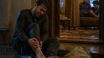 أخته عاشت في بيته مجانًا 8 أشهر… وحين سقط مصابًا قالت له: إحنا مو خدم عندك