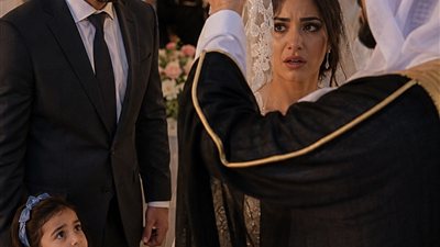 🥹 ذهب إلى زفاف صديقه برفقة ابنته... وعندما رفع العريس غطاء وجه العروس انهار باكيًا!