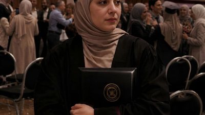 لم يحضر أحد من عائلتي يوم مناقشة رسالة الدكتوراه