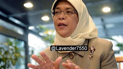 من عاملة نظافة إلى رئيسة سنغافورة أغنى دولة في العالم المحجبة التي تحكم دولة غير مسلمة