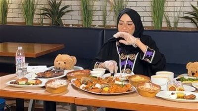 يقول صاحب المطعم كل يومين منذ شهر تآتي جارتنا