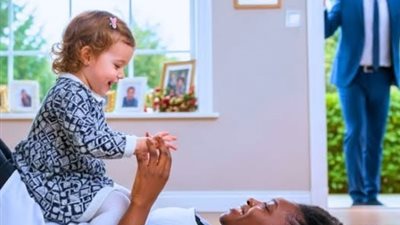 حين أعادت الخادمة ضحكة الطفلة… ورمّمت قلب الأب المكسور