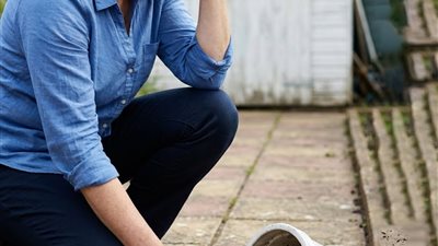 انزلاق لم يكن حادثًا… وأصيص الأوركيد الذي كشف الحقيقة بعد خمس سنوات