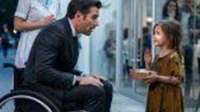 طفلة حافية أعادت للملياردير ساقيه… وقلبه قبل ذلك