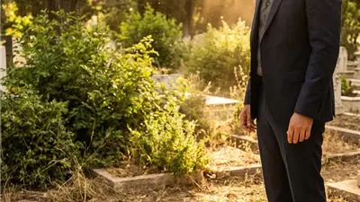زار قبر زوجته المليونير كعادته… لكن الطفل الذي وجده هناك غيّر حياته إلى الأبد