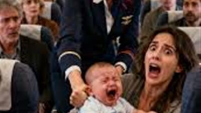 طردوني من الطائرة بسبب بكاء طفلي… وبعد 5 دقائق فقط عادت الرحلة 302 وسط صدمة الجميع