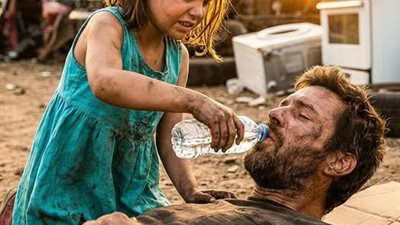طفلة فقيرة وجدته في القمامة… فصار عائلتها وغيّر مصير الجميع إلى الأبد