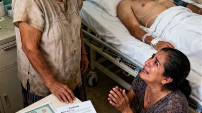 تظاهرتُ بالفقر عامًا كاملًا… فاكتشفتُ الحقيقة التي كسرت قلبي