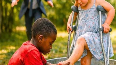 قال الطفل: “أغسل قدميها… وتمشي” فضحك الغني… ثم تجمّد!