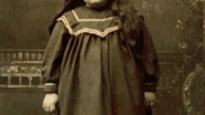 الطفلة التي سموها قبيحة عام 1913… عادت لتكتب أهدأ انتقام في التاريخ
