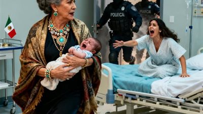 حماتها دخلت غرفتها بعد الولادة لتأخذ أحد التوأمين بالقوة… ولم تكن تعلم أنها قاضية فدرالية!