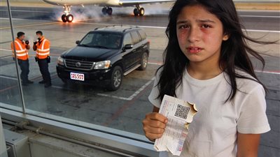 تركتني أمي في المطار وسافرت… لكن عودتها كانت الصدمة التي لم تتوقعها! 