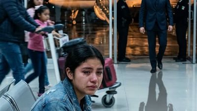تركتني أمي في المطار لتسافر مع عائلتها المثالية لكن عودتها كانت أسوأ كابوس في حياتها!