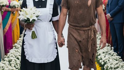 تزوجتُ رجلًا بلا مأوى وسخر منه الجميع في الزفاف… لكن عندما أمسك الميكروفون كشف سرًا جعل القاعة تبكي!