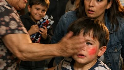 صفعت ابنها أمام الجميع… لكنها لم تتكلم، وما فعلته بعدها جعل العائلة كلها ترتجف
