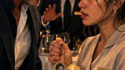 لن تصدقوا كيف كشف عقدٌ قديم سرًا دُفن 23 عامًا… ابنةٌ ضائعة تعود لتُسقط إمبراطورية 