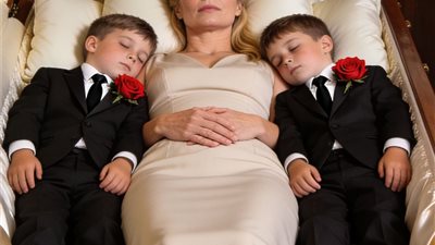 دُفنت مع طفليها أحياء… لكن ما اكتشفته داخل التابوت صدم الجميع!